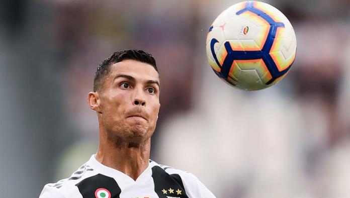 Cristiano Ronaldo vive un momento de tensión cuando un intrépido fan intenta tocarlo