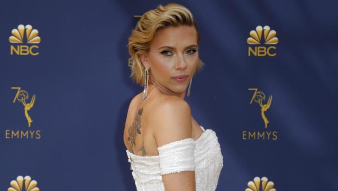Scarlett Johansson deslumbra a sus fans en los Emmy
