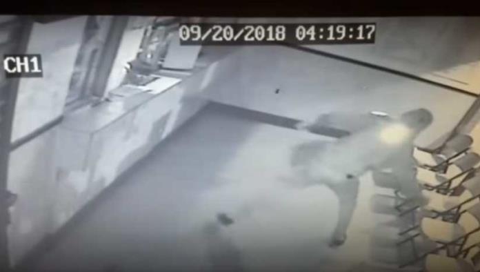 ¿Karma?: Ladrón intenta romper una vitrina a prueba de balas y se lleva un ladrillazo en la cabeza