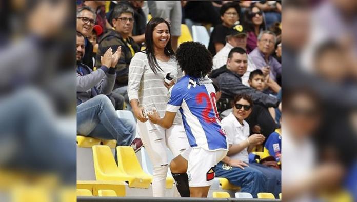 Un futbolista anota, pide matrimonio a su novia y recibe una amarilla