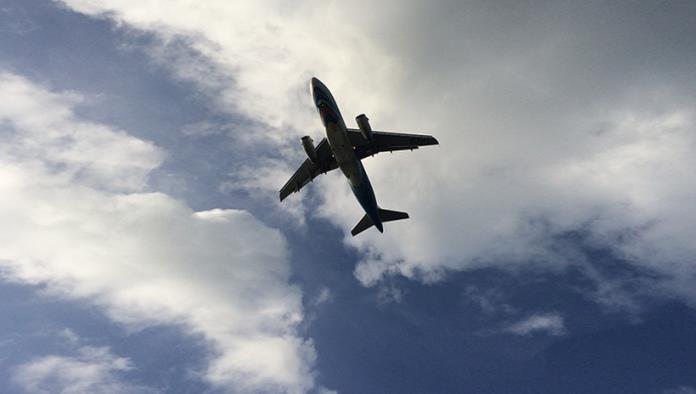 Un avión que se detiene en el aire deja perplejos a los internautas