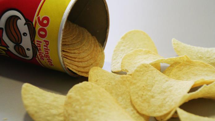 Encarcelan a una mujer por causar daños a un envase de Pringles