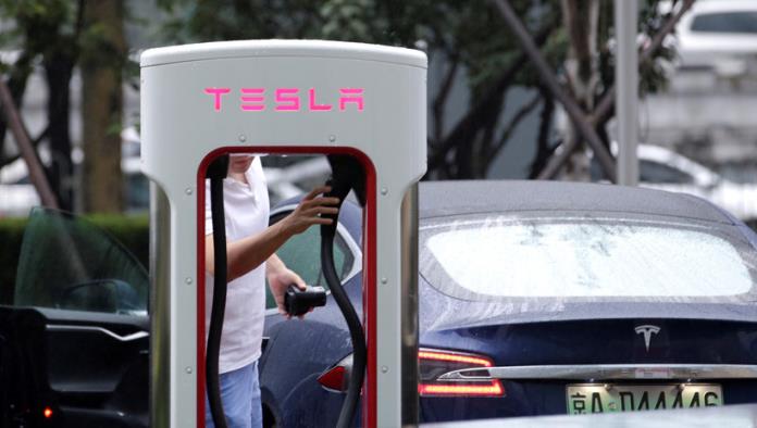 VIDEO: Graban cómo una mujer intenta cargar gasolina en un auto Tesla eléctrico