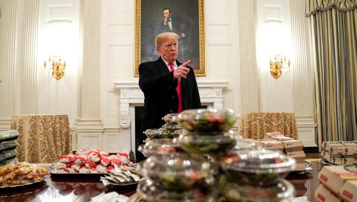 La gran comida estadounidense: Trump da hamburguesas en una recepción y la Red se llena de memes