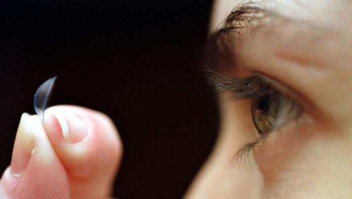 Bacterias pudren el ojo de una mujer que no se sacaba los lentes de contacto al dormi