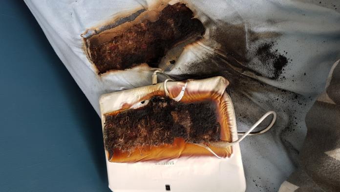 Una tableta se quema durante una recarga y deja un agujero en la cama de un niño que dormía