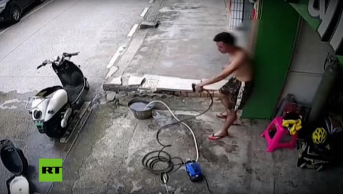 VIDEO: Intenta lavar su moto y termina retorcido por una eterna descarga eléctrica