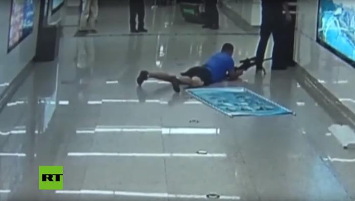 Un francotirador abate a un secuestrador suicida disparando entre las piernas de un policía (Vídeo)
