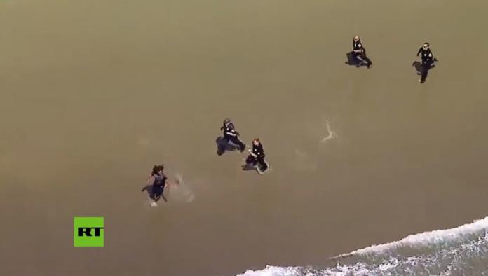 VIDEO: Un fugitivo escapa de la policía en una persecución de película por una playa de Los Ángeles