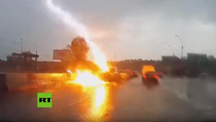 VIDEO: Un rayo impacta dos veces en un coche que circula por una carretera en Rusia
