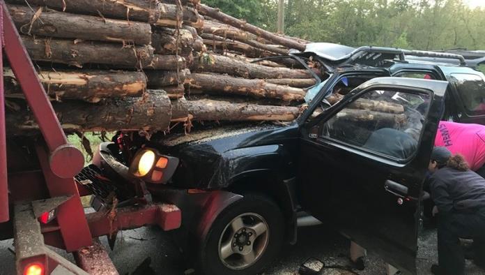 FOTOS: Conductor se estrella contra un camión cargado con troncos y se salva por unos centímetros