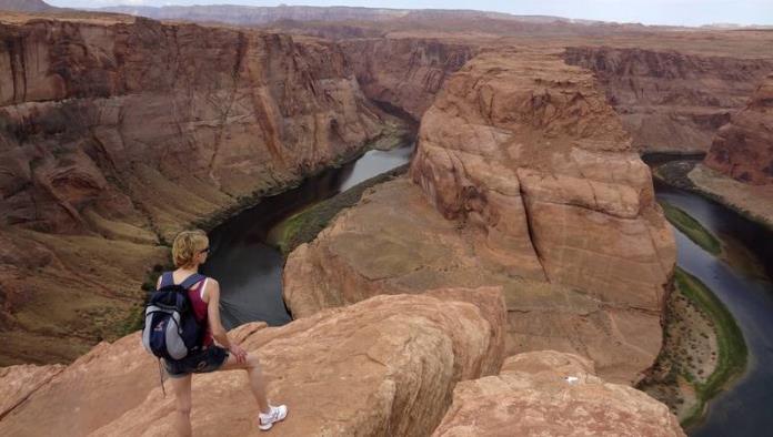 VIDEO: Una turista casi cae a un acantilado mientras intentaba fotografiar a su madre en el Gran Cañón
