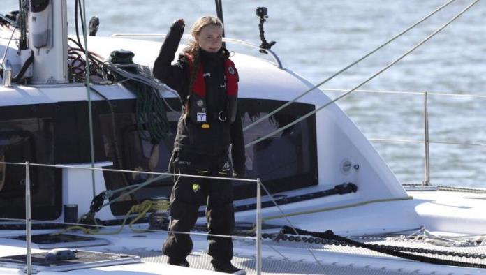 Greta Thunberg llega a puerto de Lisboa luego de un viaje en yate de 21 días