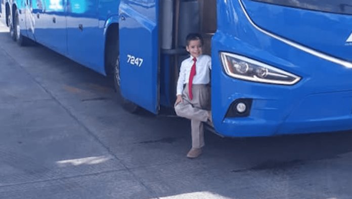 Festeja cumpleaños cumpliendo su sueño: Ser chofer de autobús