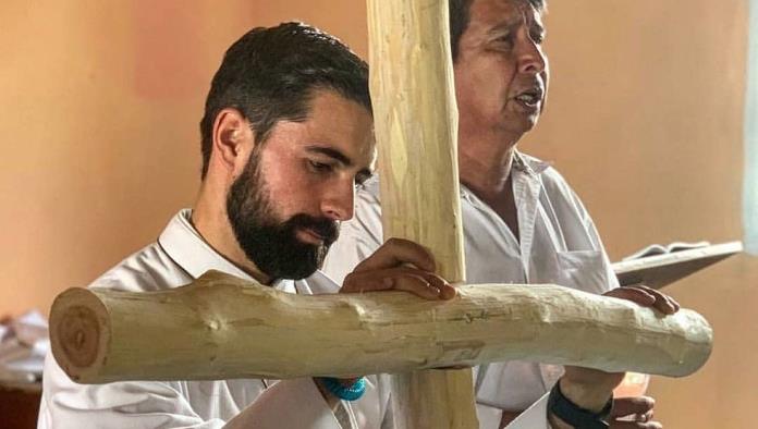 El guapo sacerdote mexicano que enciende las redes sociales (videos y fotos)