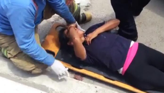 Mujer que caminaba por la calle es arrollada tras choque