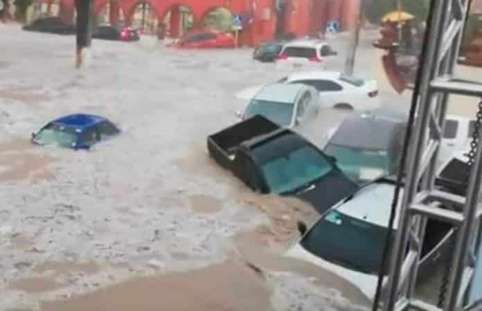 Fuerte tromba en Matehuala arrastra decenas de automóviles (Fotos y video)