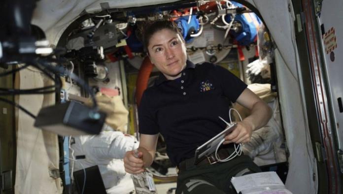 Mujer astronauta pasará 11 meses en el espacio, un récord