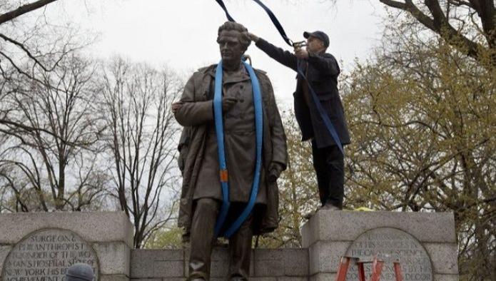 Derriban estatua de doctor que experimentó esclavas negras