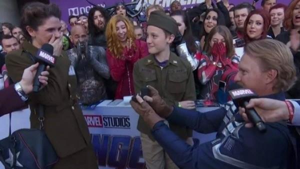 Capitán América pide matrimonio a su novia en estreno de Avengers: Endgame