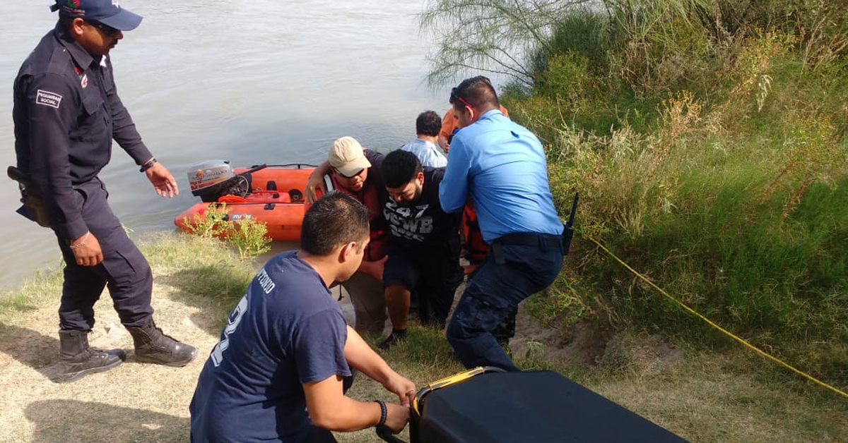 Dos Elementos de Policía y Bomberos arriesgan su vida para salvar a un joven de morir ahogado