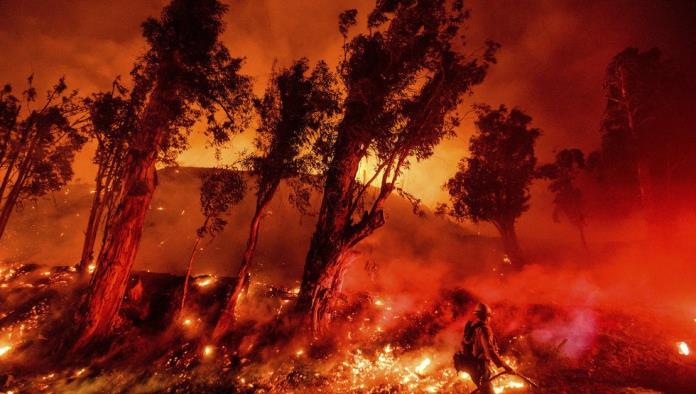 Amaga Trump a California con quitarle fondos para incendios