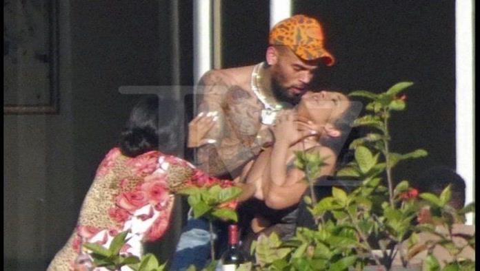 Captan a Chris Brown sujetando por el cuello a mujer