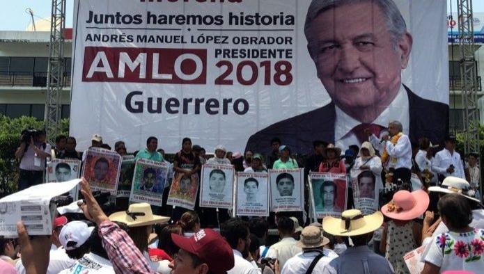 Acompañan padres de los 43 a AMLO en mitin en Iguala