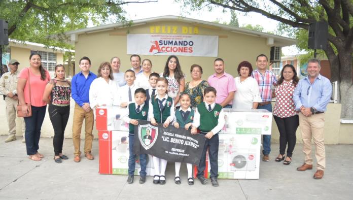 Apoya Antero a seis escuelas con equipos de aire acondicionado