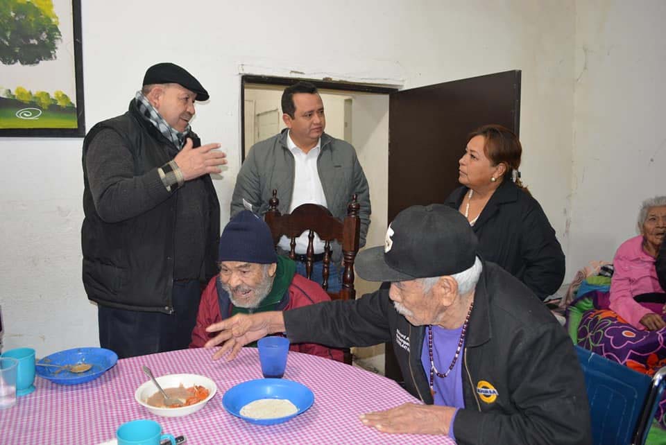 Festejan Día de Reyes en el asilo