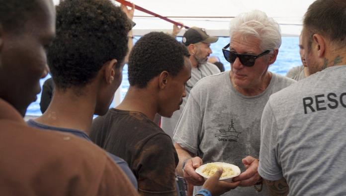 Richard Gere en acto solidario y humanitario lleva víveres a 121 inmigrantes rescatados por Open Arms