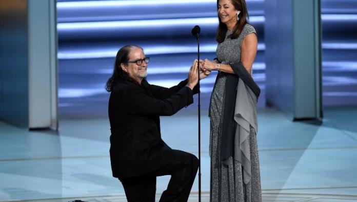La emotiva propuesta de casamiento en vivo que hizo llorar a las celebridades en los Emmy