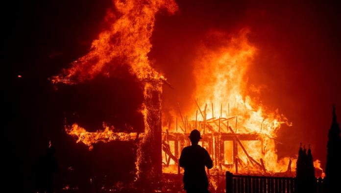 Otra desgracia en California: 30 mil evacuados por voraces incendios