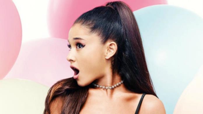 Ariana Grande sorprende a sus fans al besar a chica en Instagram