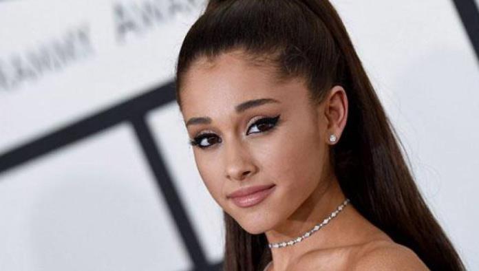 Ariana Grande sorprende a fans con presunta carta de suicidio