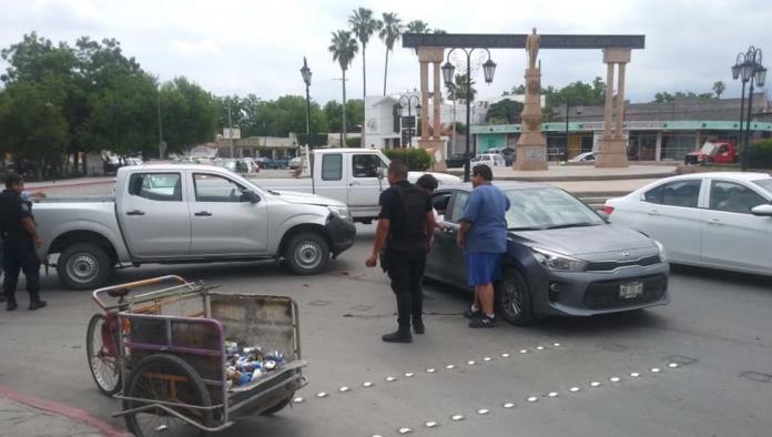 Chocan frente a rotonda de Juárez