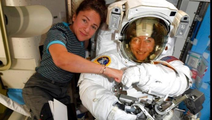 Realizan primera caminata espacial exclusivamente de mujeres