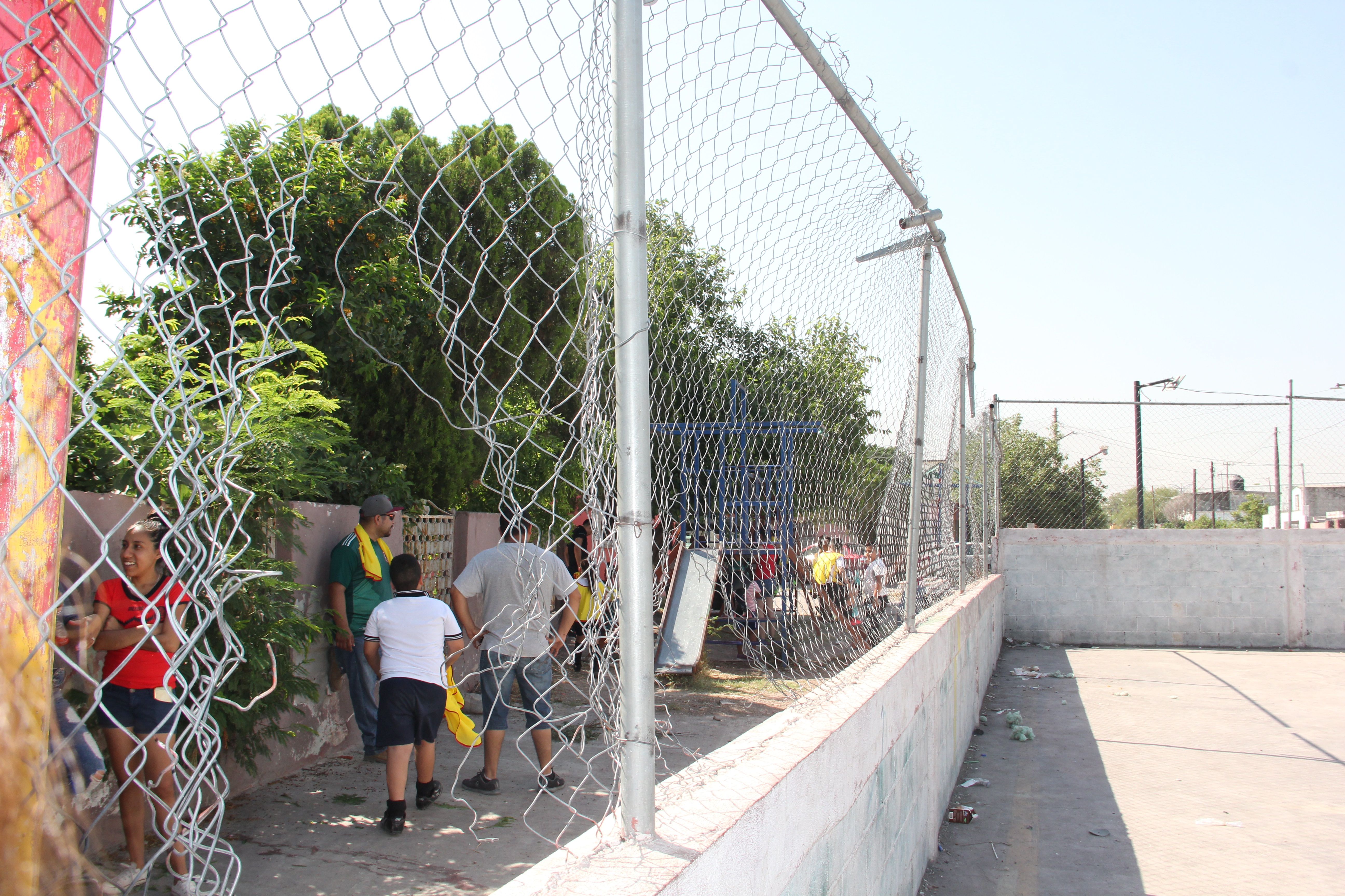 Piden vecinos les  reparen cancha