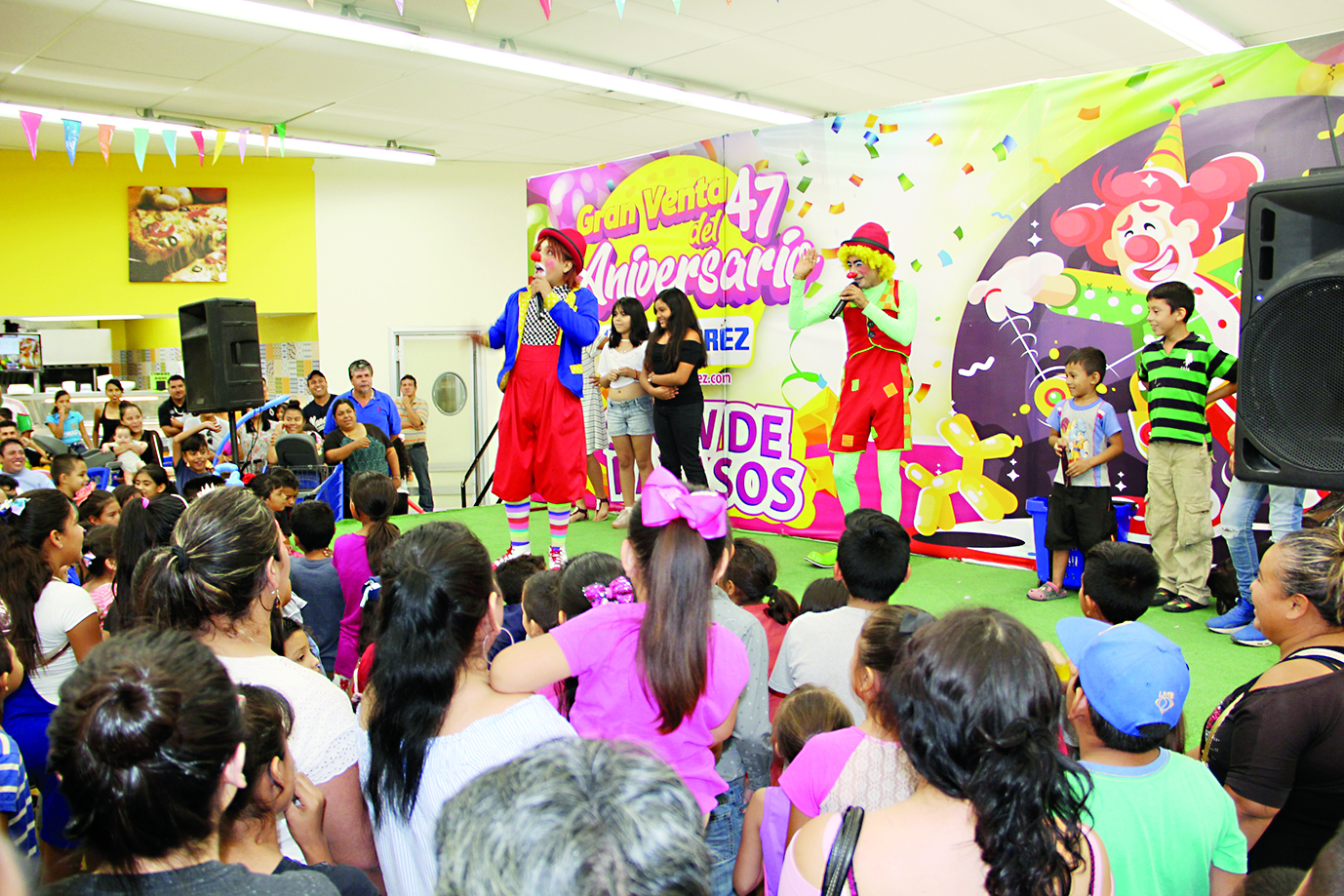 Disfrutan de show de payasos en Gutiérrez