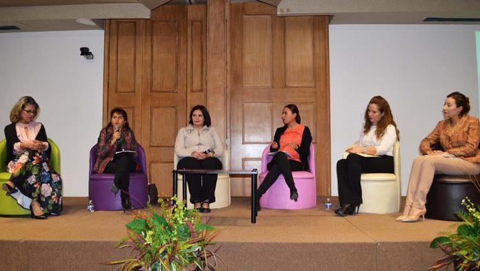 Realizan panel “Los Retos Sociales de la Mujer Actual”