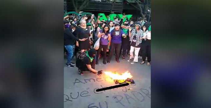 Feministas queman la bandera del Club América en la Glorieta de los Insurgentes