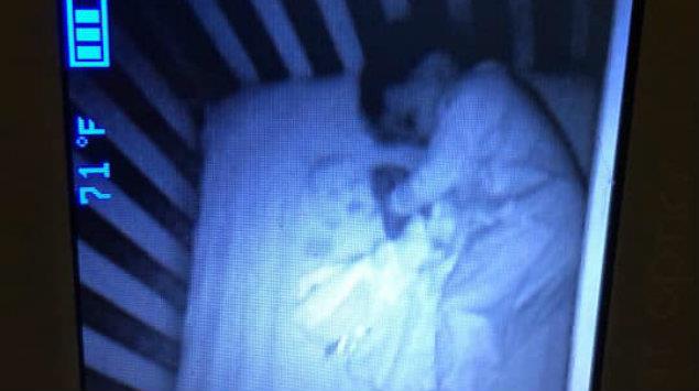 Mujer descubre a un bebé fantasma que dormía con su hijo