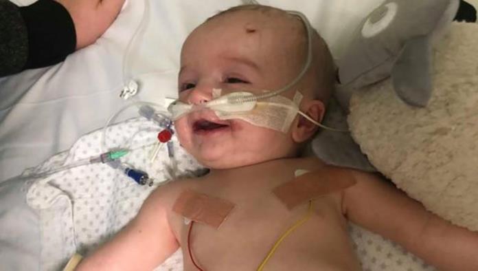 Un bebé despierta del coma y sonríe al ver a su padre