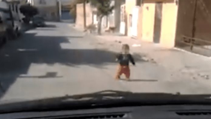 Graban video de bebé deambulando solo por calle de Saltillo