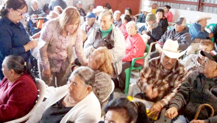 Atiende peticiones primera dama de Villa Unión en entrega de “65 y más”