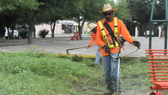 Limpian las plazas públicas en Allende