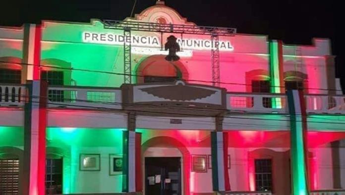 Adornan con luces multicolores Presidencia Municipal de Allende