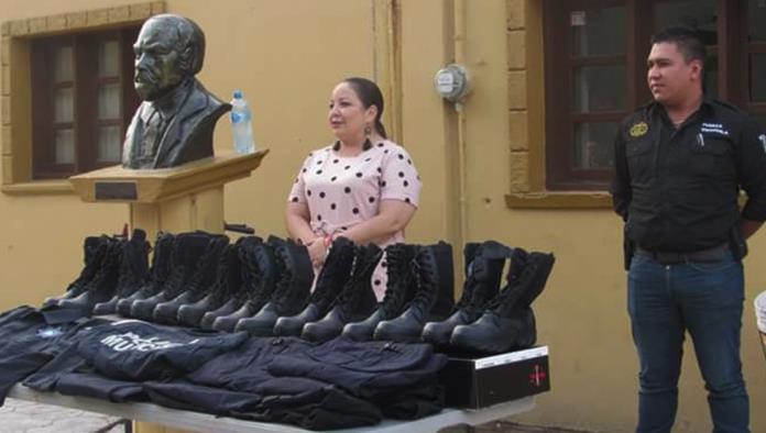 Apoya Angelita Flores a seguridad pública entregando uniformes nuevos