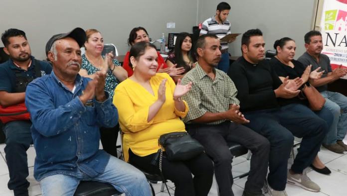 Alcalde navense entrega estímulos a trabajadores