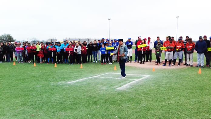 Alcaldesa de Villa Unión inaugura Liga de Softbol
